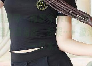 GIRLT果团网 – 何梦兮Stacy终于找到了海边最佳拍摄角度，结果……被海浪喝了一口水！