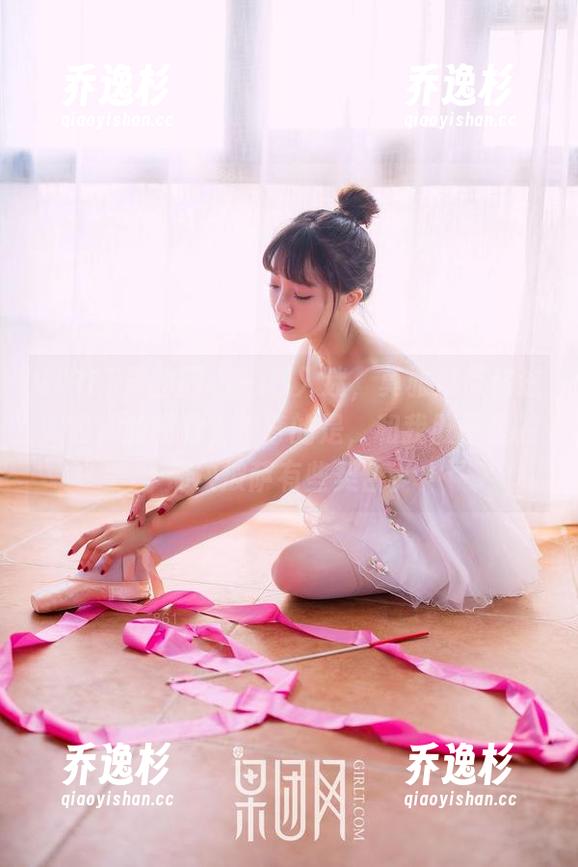 GIRLT果团网 - 一秒入迷，莫雅淇带你进入短裙的图集，神奇的是，和我肚子里的那块披萨有些契合。