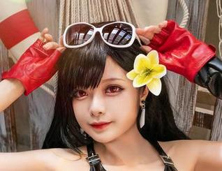Hachi小芭私拍套图：泳池边的小确幸，呃，基本上就是“坐着”也能出片。