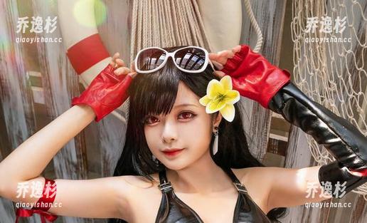 Hachi小芭 Hachi小芭私拍套图:泳池边的小确幸,呃,基本上就是“坐着”也能出片。