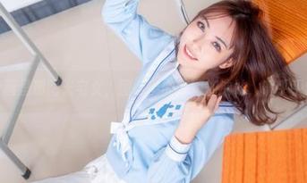 喵糖映画里那阳光宅女，图包中的蜷缩加油站，暖乎乎的存在