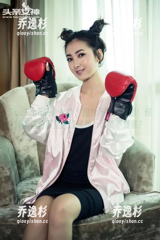 TouTiao头条女神 - 图片不输影视剧！何娇娇在校服里在线炫技，谁能不羡慕？
