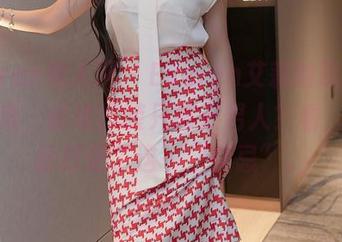 Xiuren秀人网 – Evelyn艾莉的职业装作品集，谁说西装只属于男人？看，她轻松打破了这一“禁忌”。