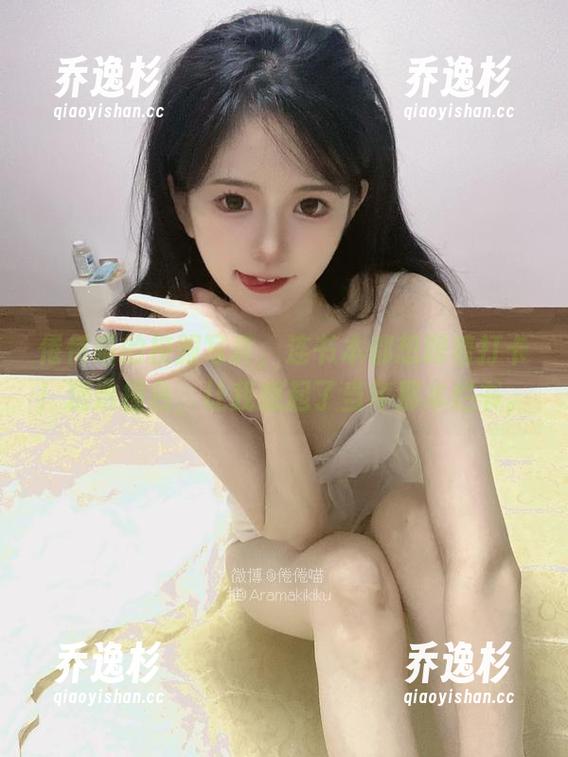 倦倦喵的校服写真，连书本都想跟着打卡！精选撞色，让我想起了当年那本烂书。