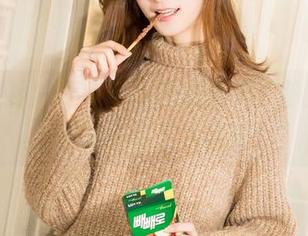 克拉女神 – 不怕游泳圈的束缚，静宜在泳池的写真真惹人喜爱！