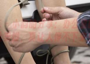 南国足艺 – 小韵的分享：办公室的那双肉丝美脚，真让人停不下来！