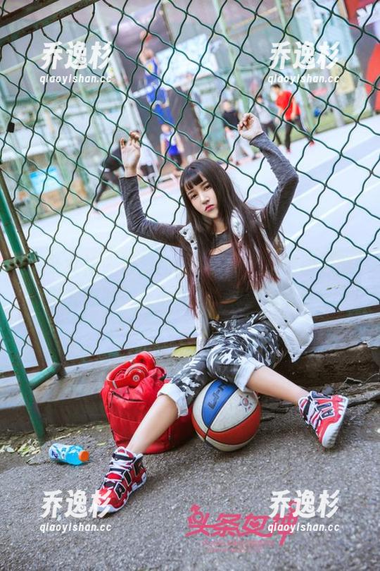 头条女神-筱溪 头条女神 - 筱溪的修女造型,免费图包能补充你的一天小确幸,先别急着走!