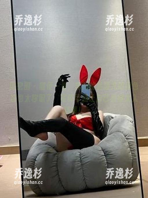 微密圈 - 随便一看，奔跑的晶骡儿的绿色装也太称职了，写真可别让自己看得太入迷哦！