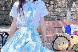 纷纷扰扰下的清新——妖君白研连衣裙精选写真