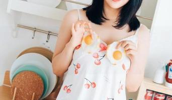 办公室不止工作:宋哈娜的cos与原图,别有洞天。