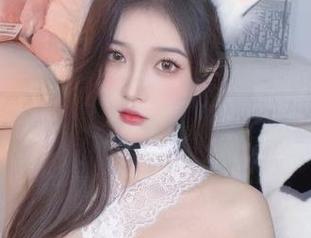 小小奶瓶儿，白色写真全套上演，文艺风和清新感扑面而来。