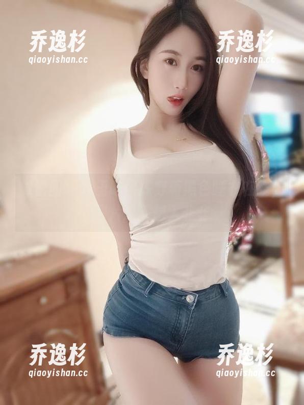 微密圈 - 小玉吃果冻穿着黑色睡衣在线，图片让人想入非非