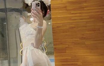 微密圈 – 打破常规的小玉吃果冻制服写真，谁说只有公式化的美？