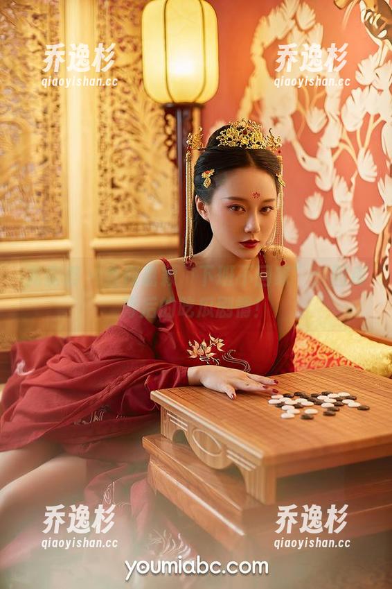 尤蜜荟 - 当何嘉颖“下班不回家”：图库背后的吃瓜剧情！
