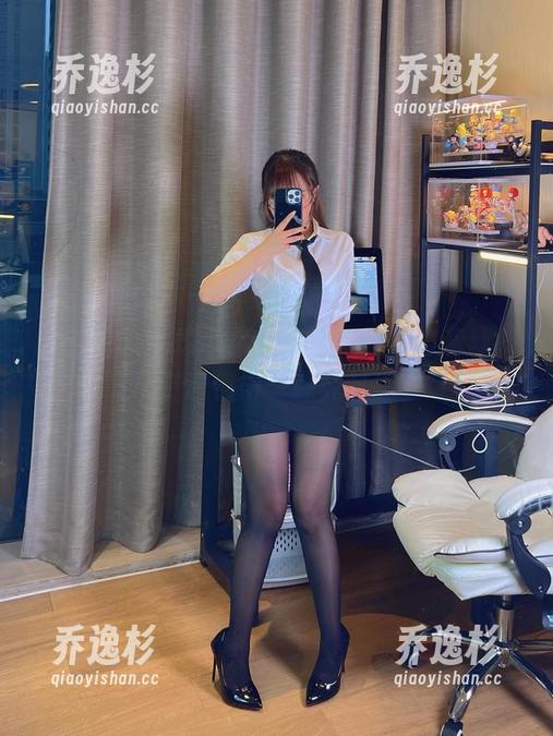 微密圈 - 私拍带你体验，张思允的灰丝，资源值得一探究竟。