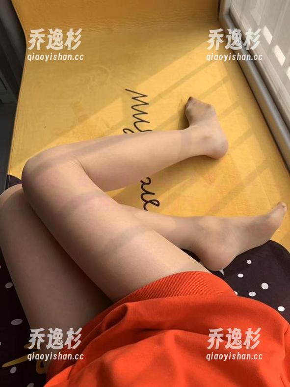 微密圈 - 提袜少女的最新写真集：泳装，快来看她秀出夏日的另一面。