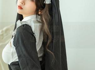 杏仁曲奇与黑神话：四妹和她的“奇怪动作”照片合集，让你魂牵梦萦。