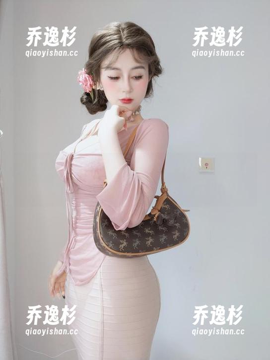 文件上传的时候，白银81悄悄把皇家吸血鬼的写真放进网盘，该不会被发现吧！