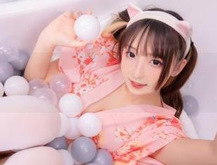 在线看神楽坂真冬,泳池里的浪漫原图,想问飞溅的水花算不算友情?