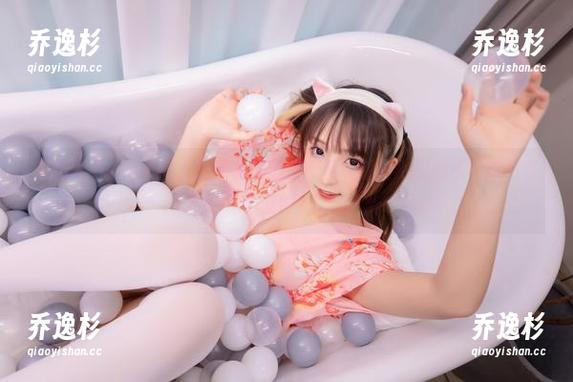 神楽坂真冬 在线看神楽坂真冬,泳池里的浪漫原图,想问飞溅的水花算不算友情?