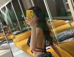 微密圈 – 葛征的写真选择：黑丝网洞袜为定制造梦，而抹胸装则是添上了一抹色彩，天哪，穿过去了！