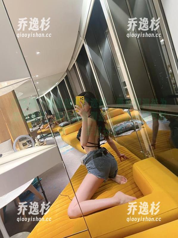葛征 微密圈 - 葛征的写真选择:黑丝网洞袜为定制造梦,而抹胸装则是添上了一抹色彩,天哪,穿过去了!