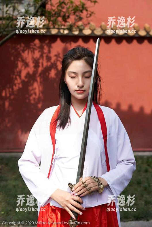 蜜桃社 - 所谓全套的“萌美Moemi”旅拍，我不止是一名观众，连风景似乎都为她打工，图片也成了广告牌。
