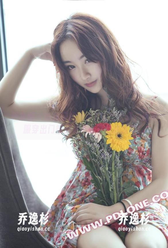 轰趴猫 - 陈雅漫的连体衣套图分享：这衣服穿出门能引发不必要的注目哦！