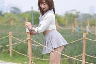 魔镜街拍 – 图集中婷婷又一系列“休闲”的姿态,包臀裙果然是OL的神奇武器