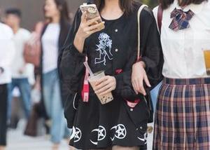 魔镜街拍 – 在线点评:婷婷的传说级白色吊带,黑丝美腿有点儿过于空灵?