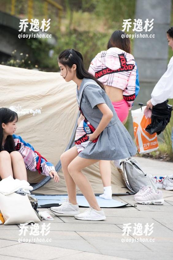 魔镜街拍-萌宝儿 魔镜街拍 - 原图大公开:萌宝儿的商业广场探险,和哈哈镜的“肉丝”相遇了!