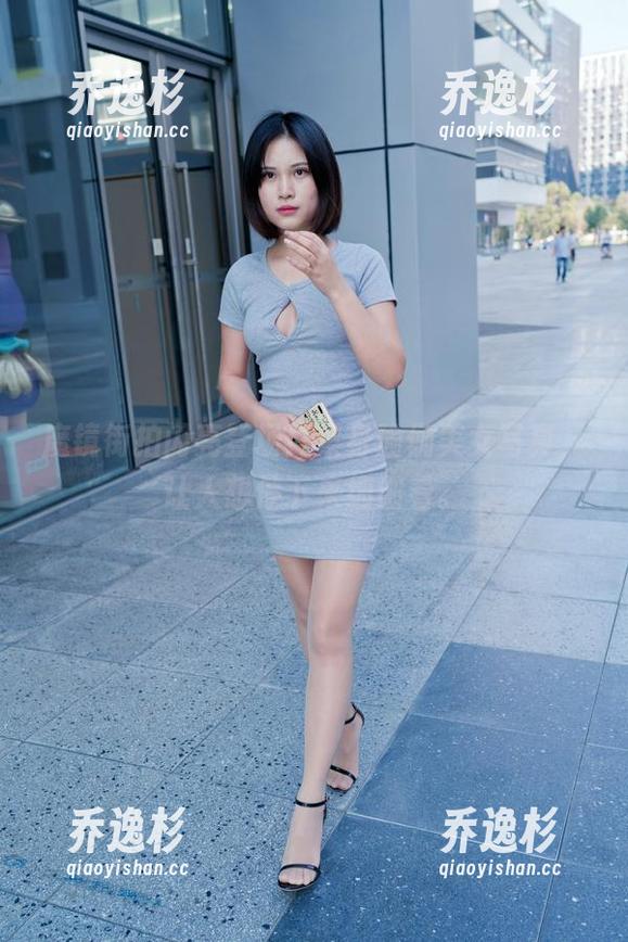 魔镜街拍闪亮登场！紧身瑜伽美女写真，让人想停下来细细看。