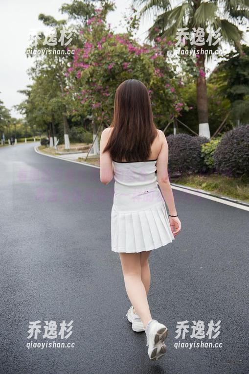 看黑丝与细长美腿的结合，魔镜街拍在线高清为你呈现不一样的视线担当。